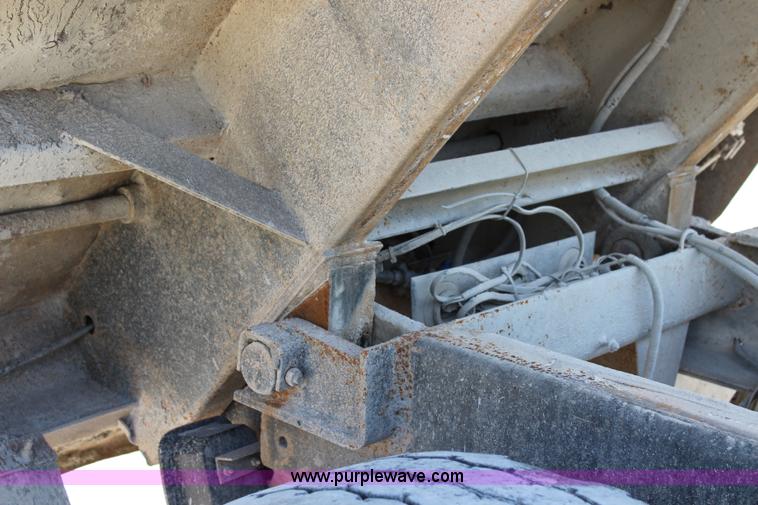 image for item J5972 2001 Mack CH613 dump truck