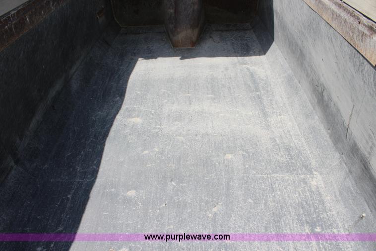 image for item J5972 2001 Mack CH613 dump truck