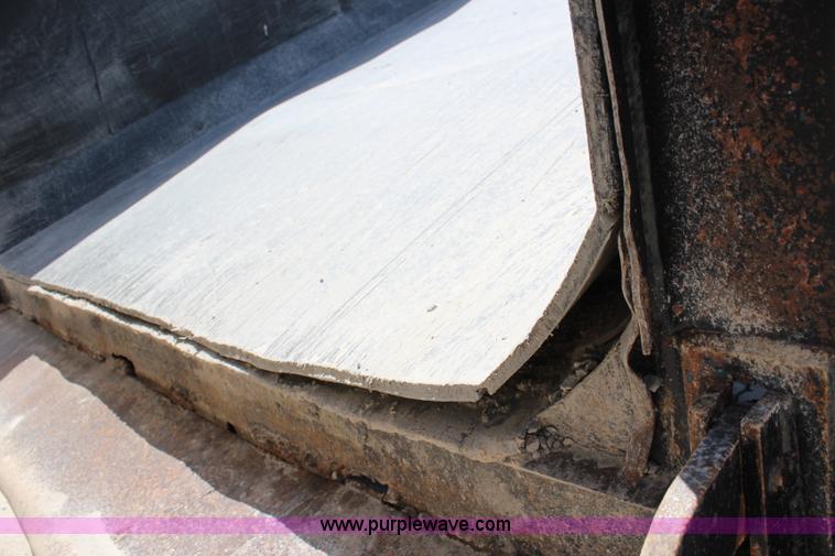 image for item J5972 2001 Mack CH613 dump truck