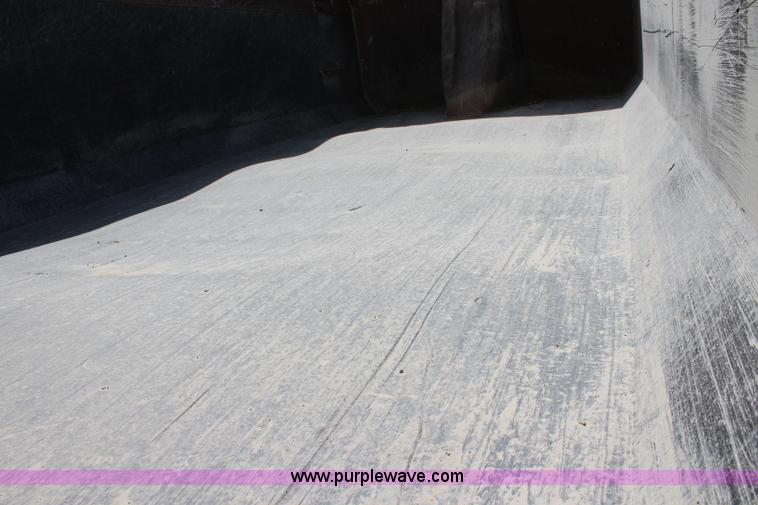 image for item J5972 2001 Mack CH613 dump truck