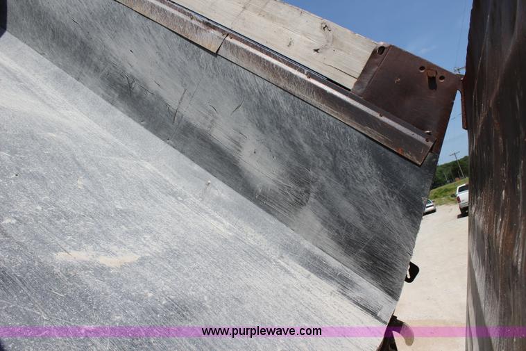 image for item J5972 2001 Mack CH613 dump truck