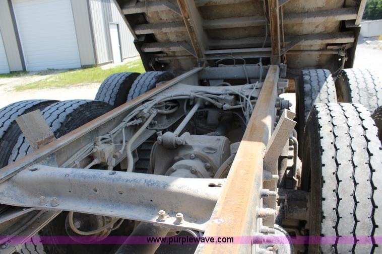 image for item J5972 2001 Mack CH613 dump truck