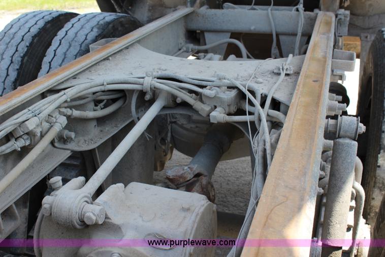 image for item J5972 2001 Mack CH613 dump truck