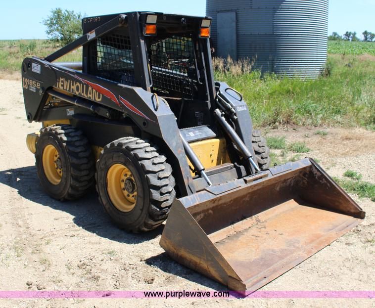 image for item K1001 2004 New Holland LS185B skid steer
