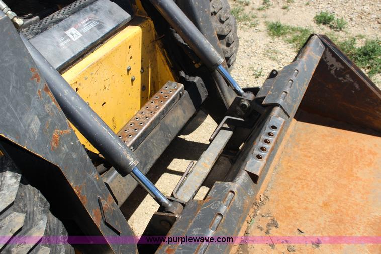 image for item K1001 2004 New Holland LS185B skid steer