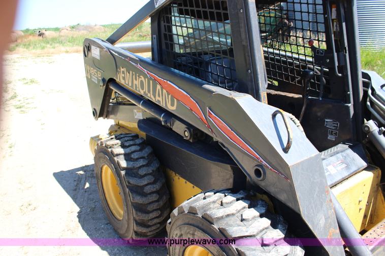 image for item K1001 2004 New Holland LS185B skid steer