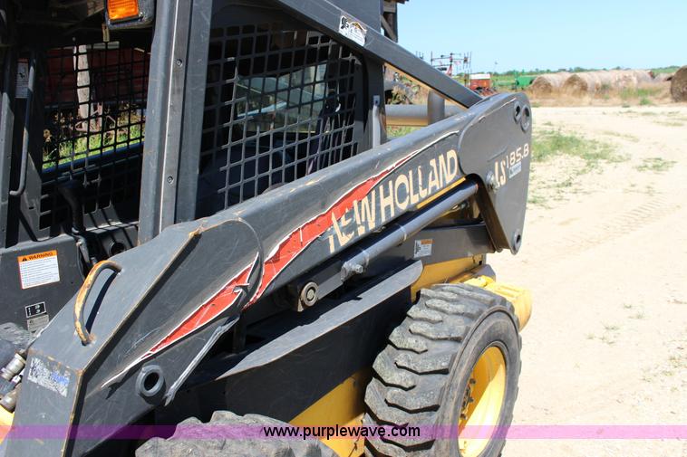 image for item K1001 2004 New Holland LS185B skid steer