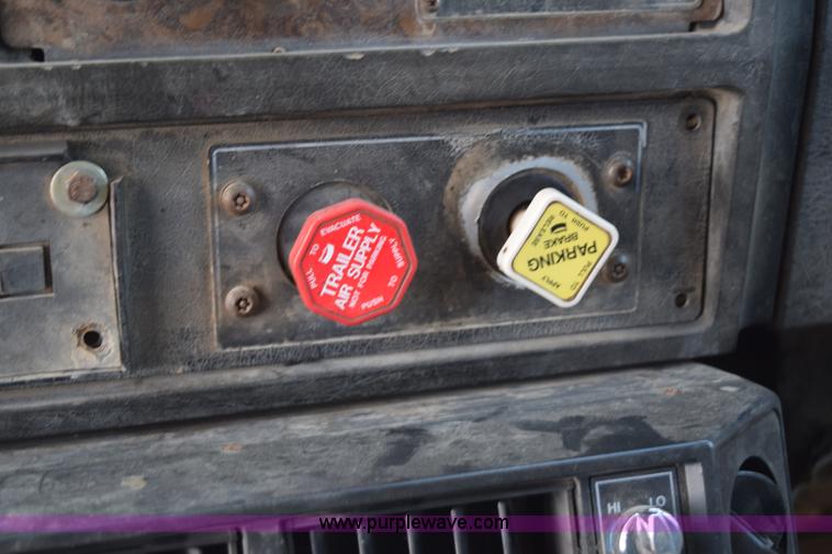 image for item K6048 1988 Kenworth T800 dump truck