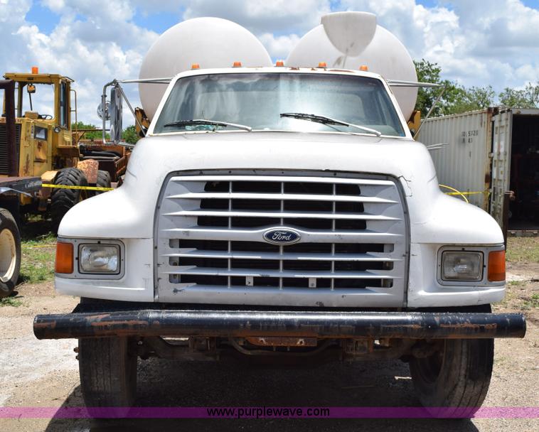 image for item K6049 1999 Ford F800 flatbed truck