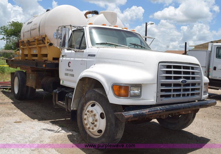 image for item K6049 1999 Ford F800 flatbed truck