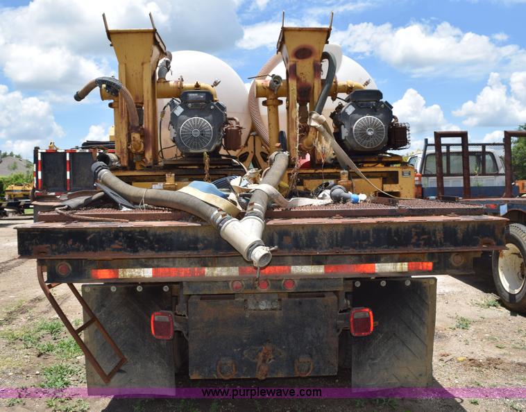 image for item K6049 1999 Ford F800 flatbed truck