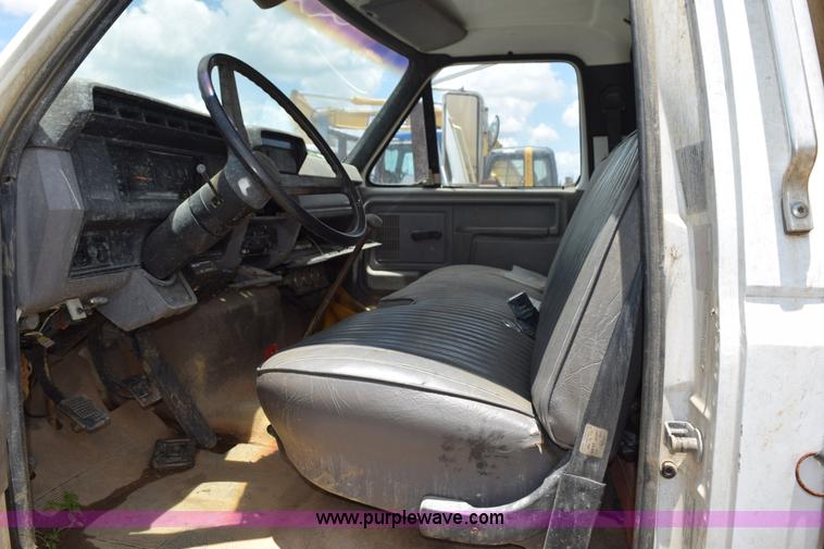 image for item K6049 1999 Ford F800 flatbed truck