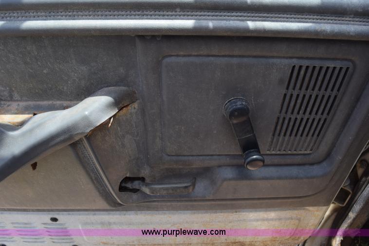 image for item K6049 1999 Ford F800 flatbed truck