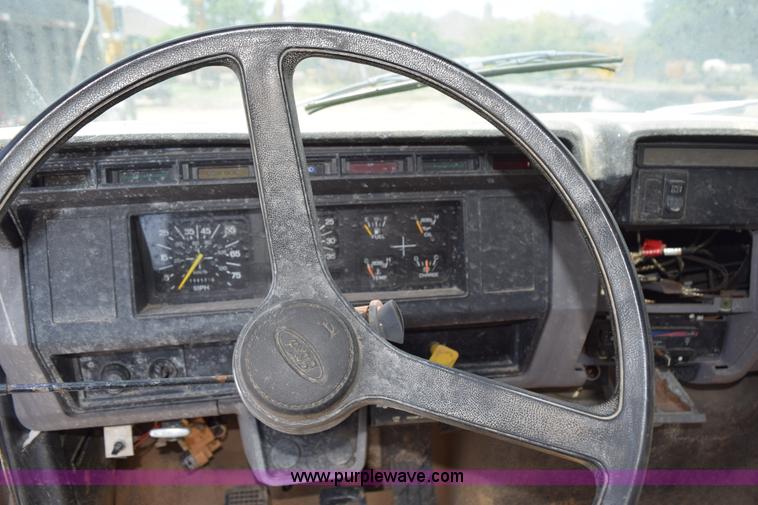 image for item K6049 1999 Ford F800 flatbed truck