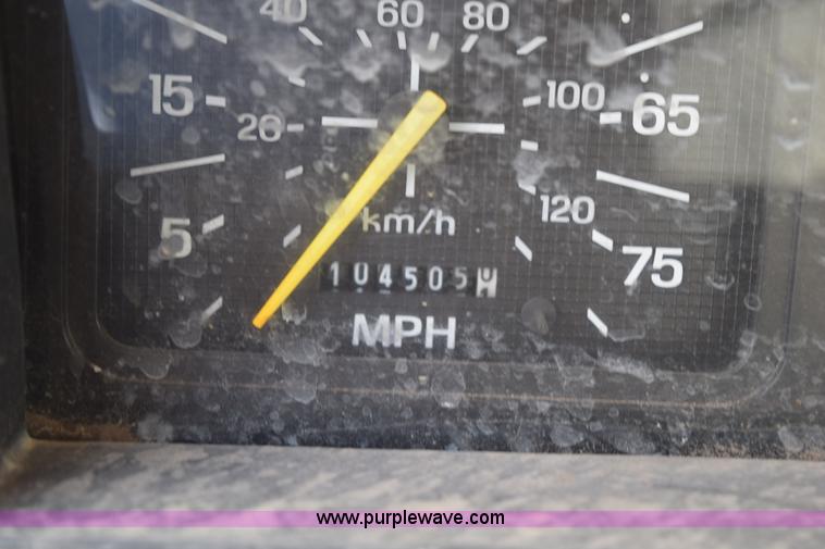 image for item K6049 1999 Ford F800 flatbed truck