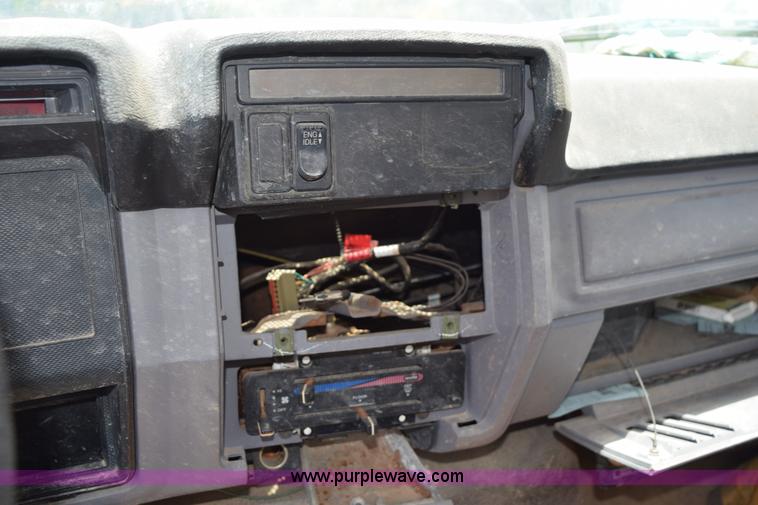 image for item K6049 1999 Ford F800 flatbed truck