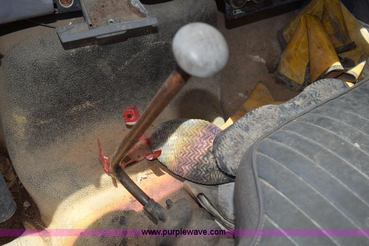 image for item K6049 1999 Ford F800 flatbed truck