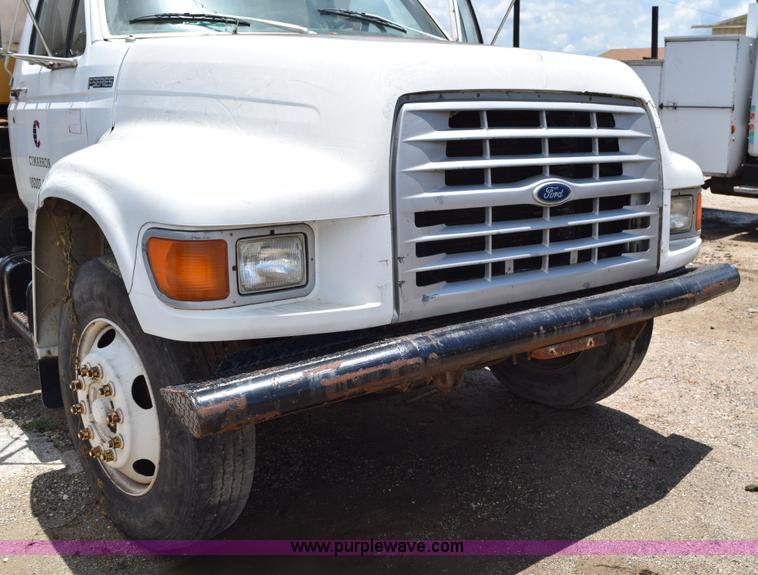 image for item K6049 1999 Ford F800 flatbed truck