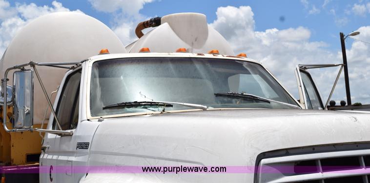 image for item K6049 1999 Ford F800 flatbed truck