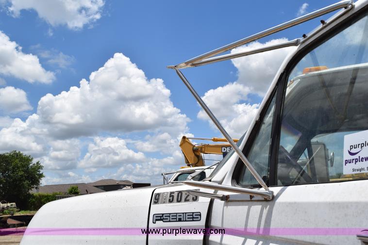 image for item K6049 1999 Ford F800 flatbed truck