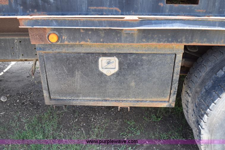 image for item K6049 1999 Ford F800 flatbed truck