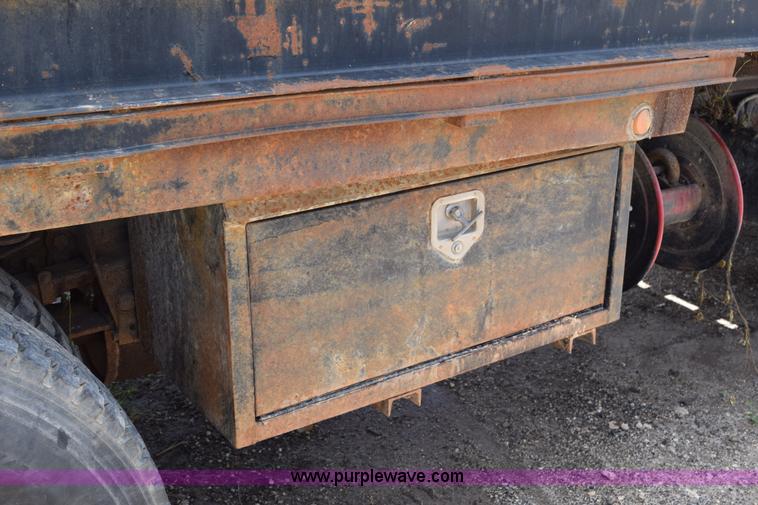 image for item K6049 1999 Ford F800 flatbed truck