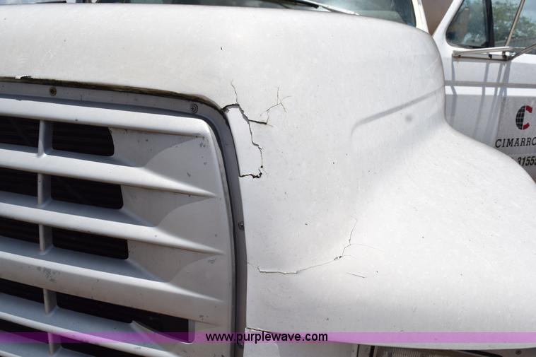 image for item K6049 1999 Ford F800 flatbed truck