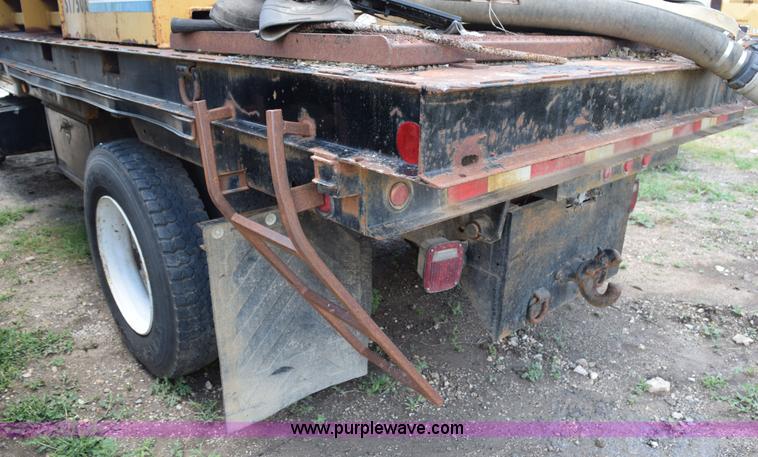 image for item K6049 1999 Ford F800 flatbed truck