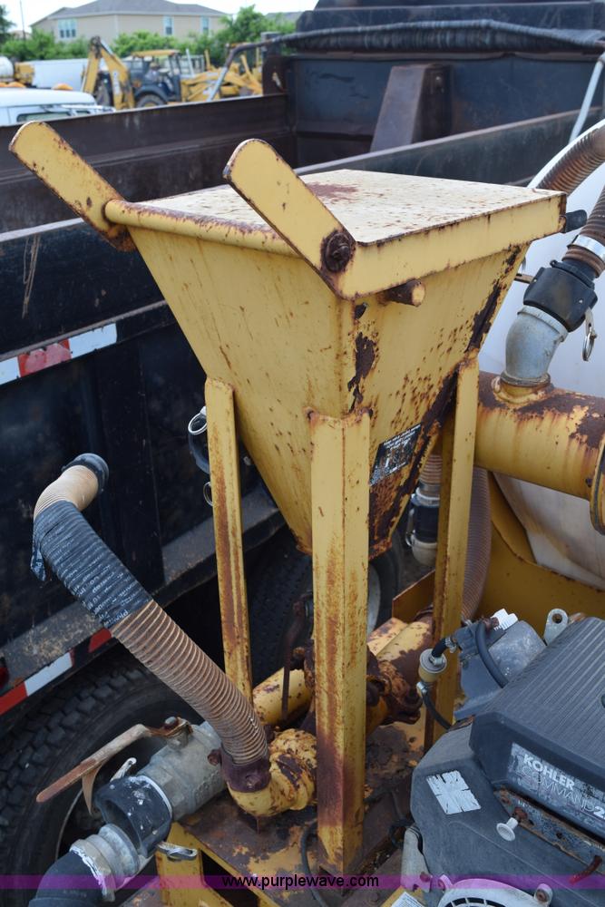 image for item K6049 1999 Ford F800 flatbed truck