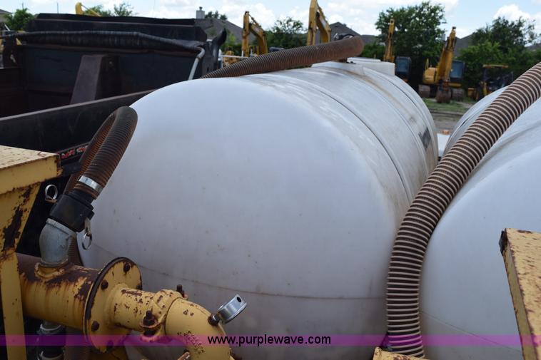 image for item K6049 1999 Ford F800 flatbed truck