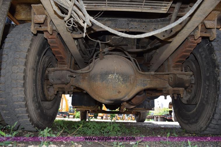 image for item K6049 1999 Ford F800 flatbed truck