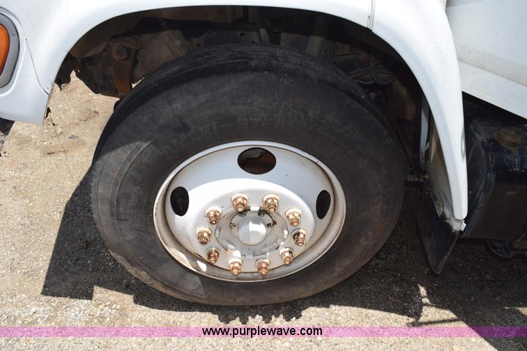 image for item K6049 1999 Ford F800 flatbed truck