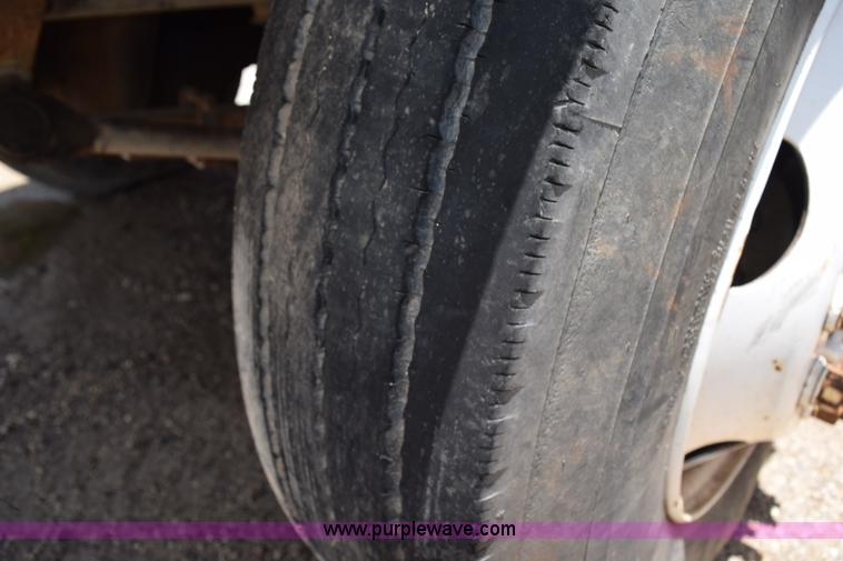 image for item K6049 1999 Ford F800 flatbed truck