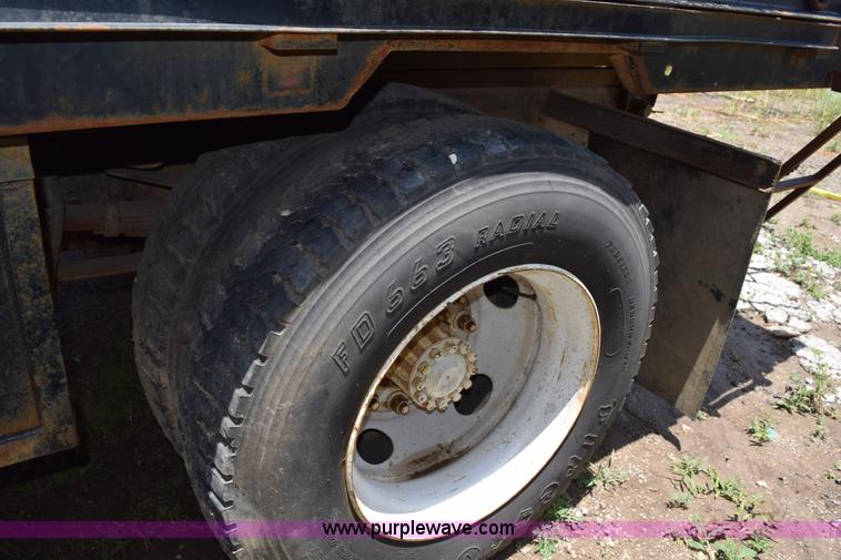 image for item K6049 1999 Ford F800 flatbed truck