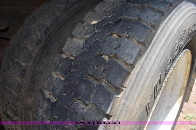 image for item K6049 1999 Ford F800 flatbed truck