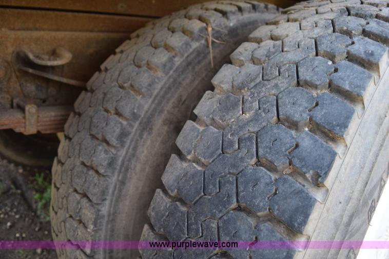 image for item K6049 1999 Ford F800 flatbed truck