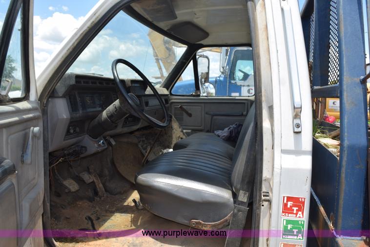 image for item K6050 1995 Ford F800 flatbed truck