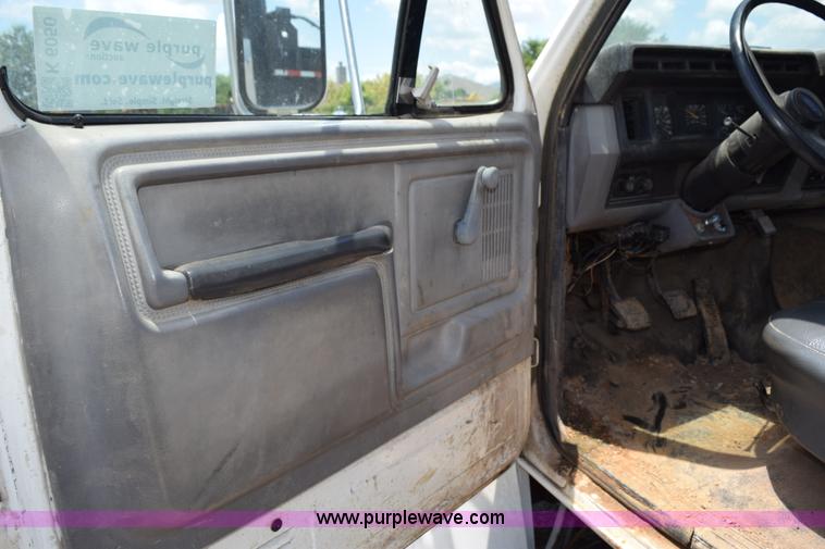 image for item K6050 1995 Ford F800 flatbed truck