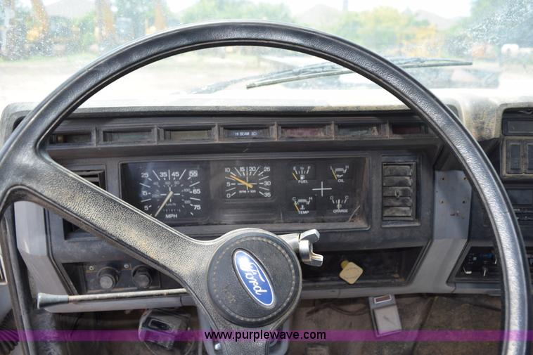 image for item K6050 1995 Ford F800 flatbed truck