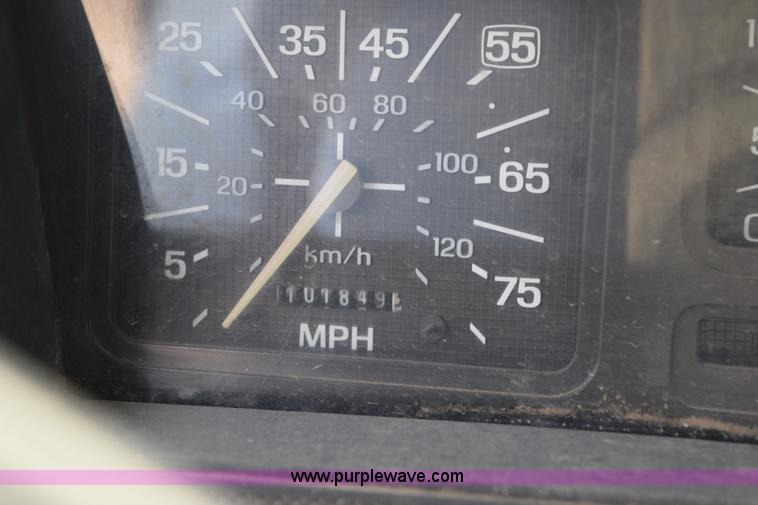 image for item K6050 1995 Ford F800 flatbed truck