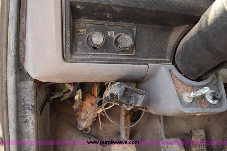 image for item K6050 1995 Ford F800 flatbed truck