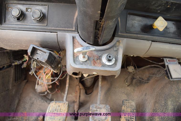 image for item K6050 1995 Ford F800 flatbed truck