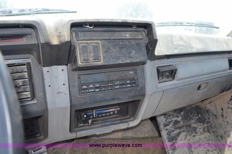 image for item K6050 1995 Ford F800 flatbed truck