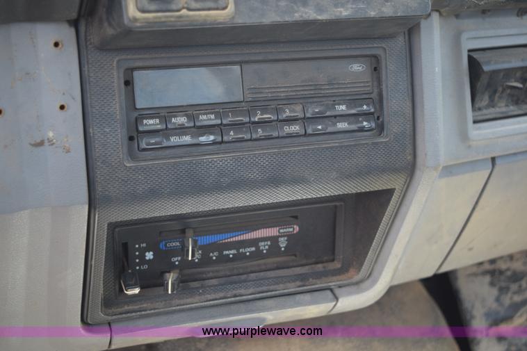 image for item K6050 1995 Ford F800 flatbed truck