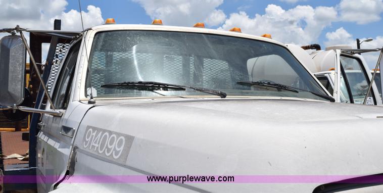 image for item K6050 1995 Ford F800 flatbed truck