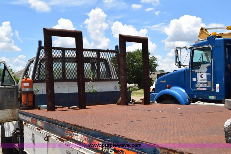 image for item K6050 1995 Ford F800 flatbed truck