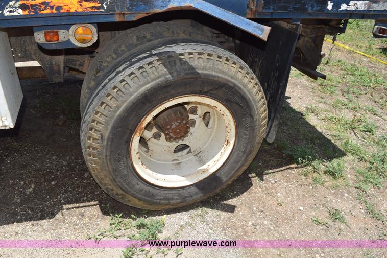 image for item K6050 1995 Ford F800 flatbed truck