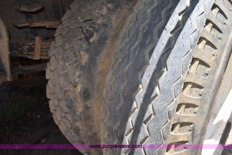 image for item K6050 1995 Ford F800 flatbed truck