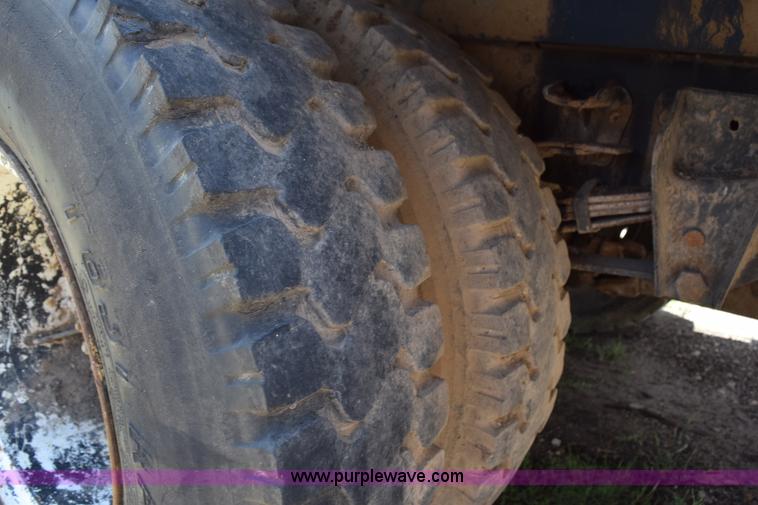 image for item K6050 1995 Ford F800 flatbed truck