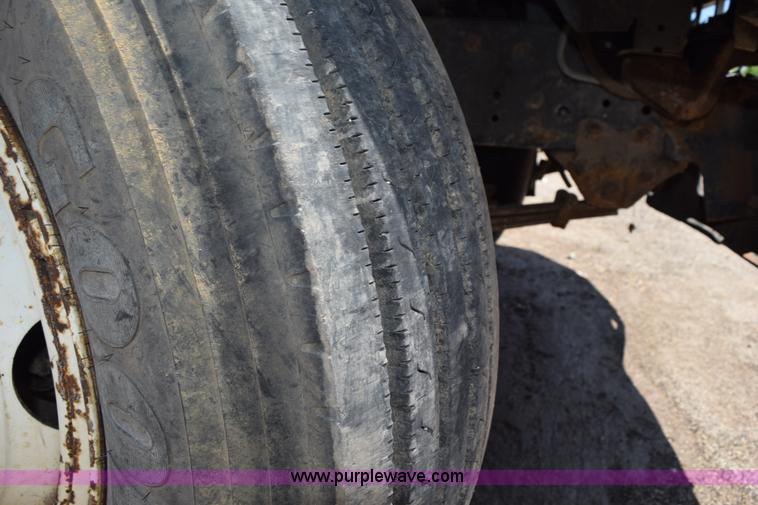 image for item K6050 1995 Ford F800 flatbed truck